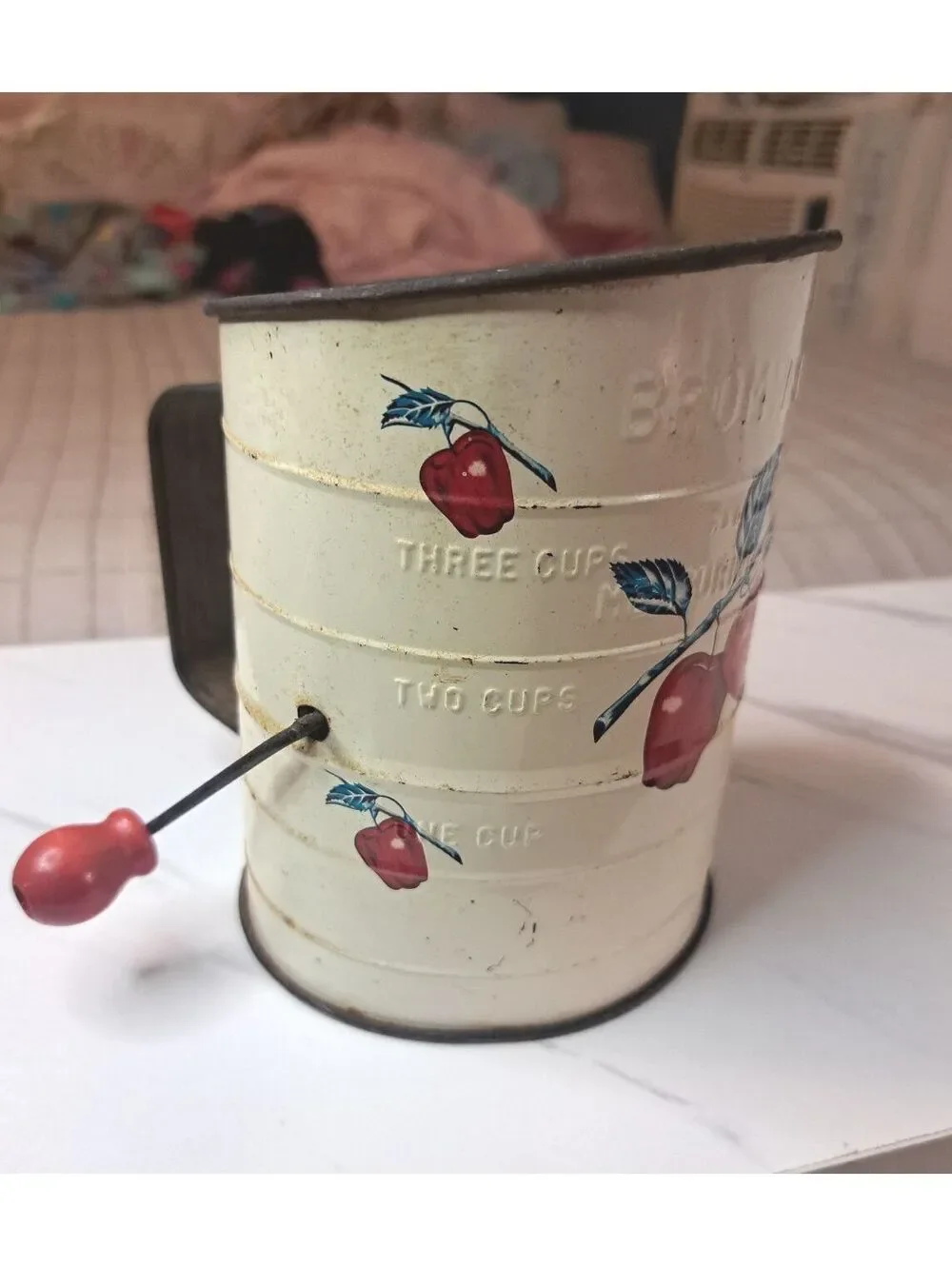 Vintage 1950's Bromwell's 3-Cup Measuring Flour Sifter Red Apple Crank Handle